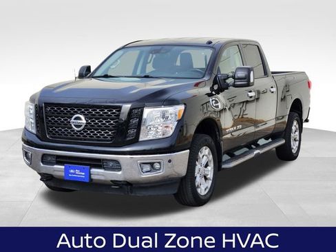 Used 2019 Nissan Titan SV w/ SV Convenience Package image 5