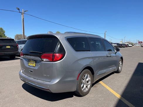 Used 2018 Chrysler Pacifica Limited image 7