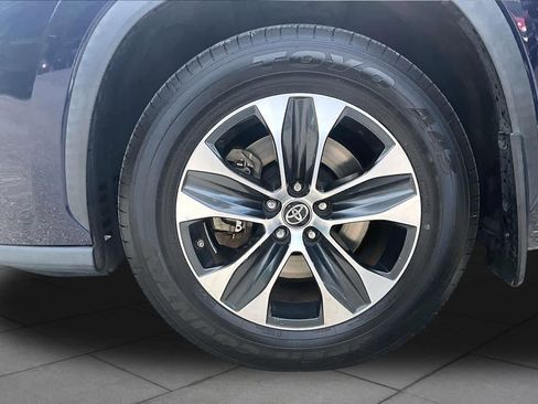 Used 2021 Toyota Highlander XLE AWD/4WD image 11