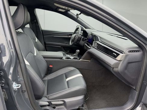 Used 2025 Toyota Camry SE image 11