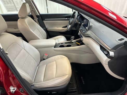 Used 2019 Nissan Altima 2.5 Platinum FWD image 14