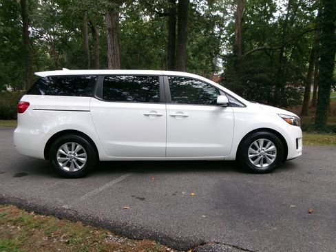 Used 2018 Kia Sedona L image 5
