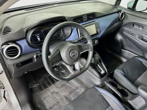 Used 2023 Nissan Versa SV image 2