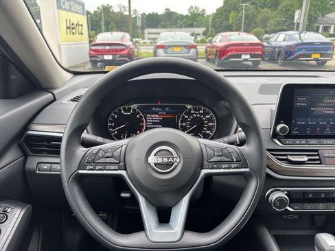 Used 2025 Nissan Altima 2.5 SV FWD image 34