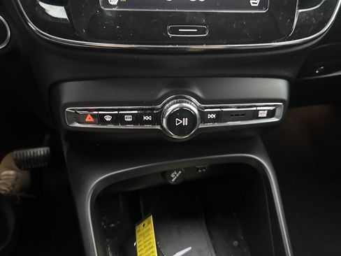 Used 2020 Volvo XC40 T5 Momentum image 25