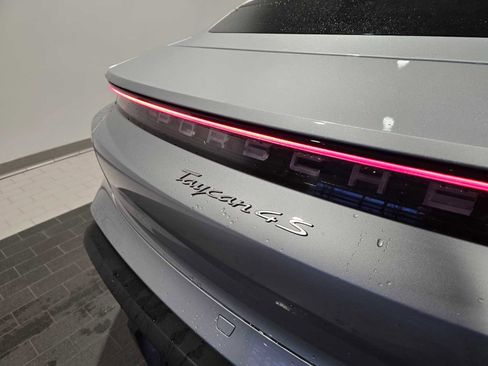 Used 2022 Porsche Taycan 4S image 19