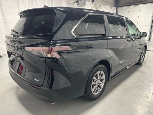 Used 2025 Toyota Sienna XLE image 6