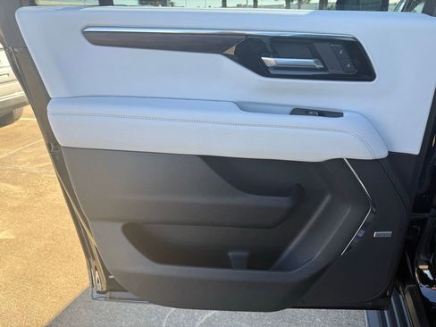 New 2025 Chevrolet Suburban Premier image 28