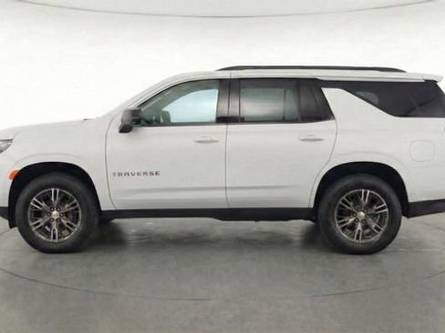 Used 2024 Chevrolet Traverse LT image 11