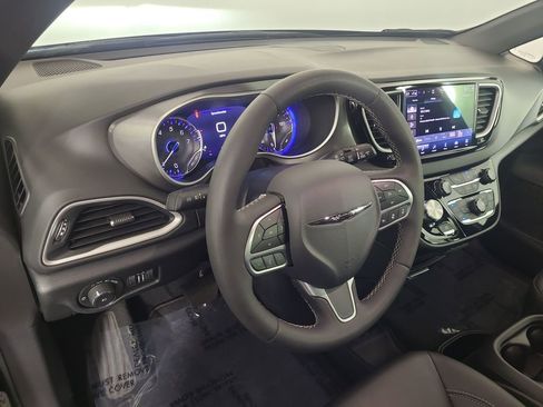 Used 2025 Chrysler Pacifica Select FWD image 13