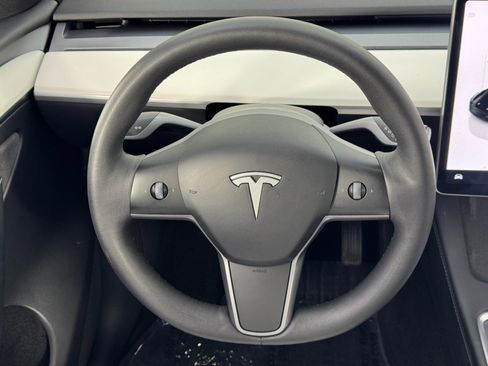 Used 2022 Tesla Model Y Long Range image 18