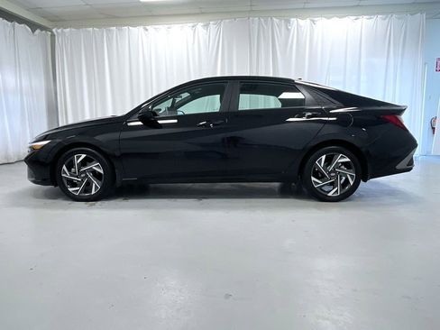 Used 2025 Hyundai Elantra Sport image 2