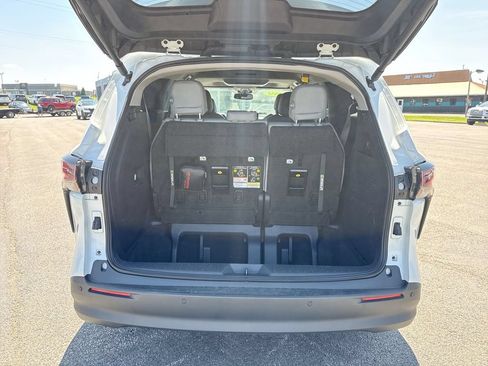 Used 2025 Toyota Sienna XLE w/ XLE Plus Package AWD/4WD image 17