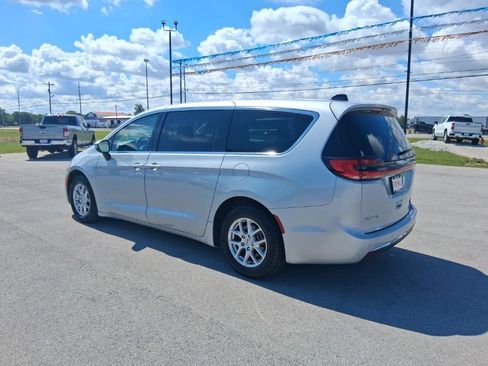 Used 2023 Chrysler Pacifica Touring-L FWD image 10