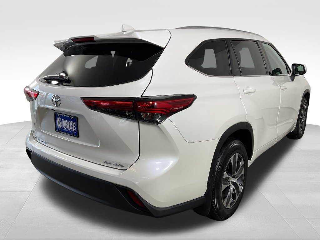 Used 2020 Toyota Highlander XLE AWD/4WD image 9