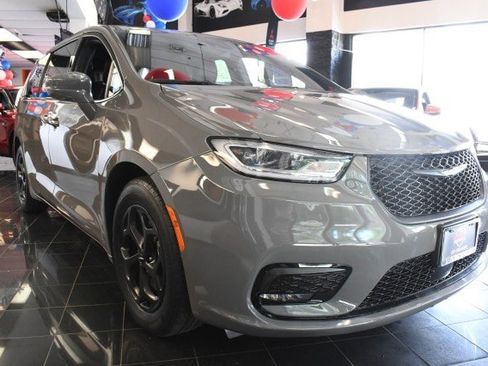 Used 2022 Chrysler Pacifica Touring-L w/ S Appearance Package FWD image 3