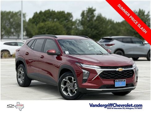 Certified 2025 Chevrolet Trax LT w/ Driver Confidence Package FWD image 2