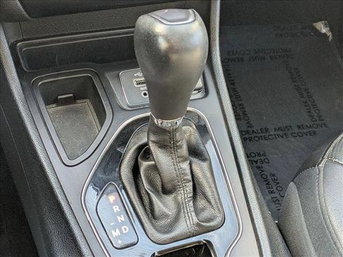 Used 2019 Jeep Cherokee Limited image 12