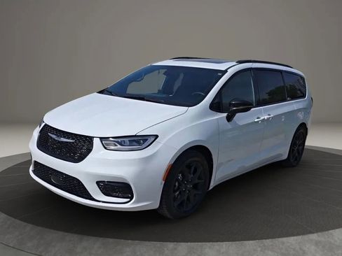 Used 2024 Chrysler Pacifica Limited w/ Uconnect Theater Family Group FWD image 4