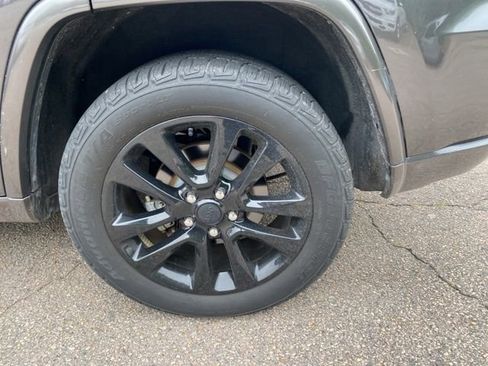 Used 2017 Jeep Grand Cherokee Altitude RWD image 12