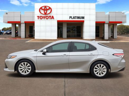 Used 2020 Toyota Camry LE image 3