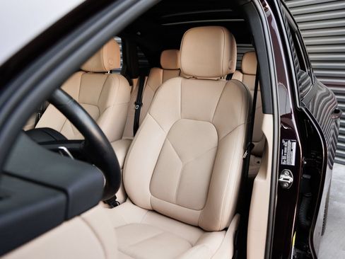 Certified 2025 Porsche Macan AWD/4WD image 5