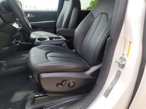 New 2027 Chrysler Pacifica Select FWD image 23