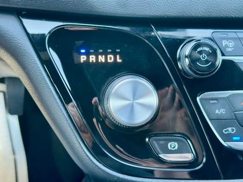 Used 2019 Chrysler Pacifica Touring-L Plus w/ Advanced Safetytec Group FWD image 24
