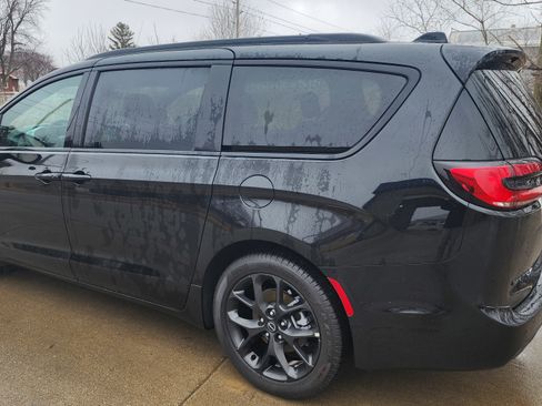 Used 2026 Chrysler Pacifica Limited w/ S Appearance Package image 6