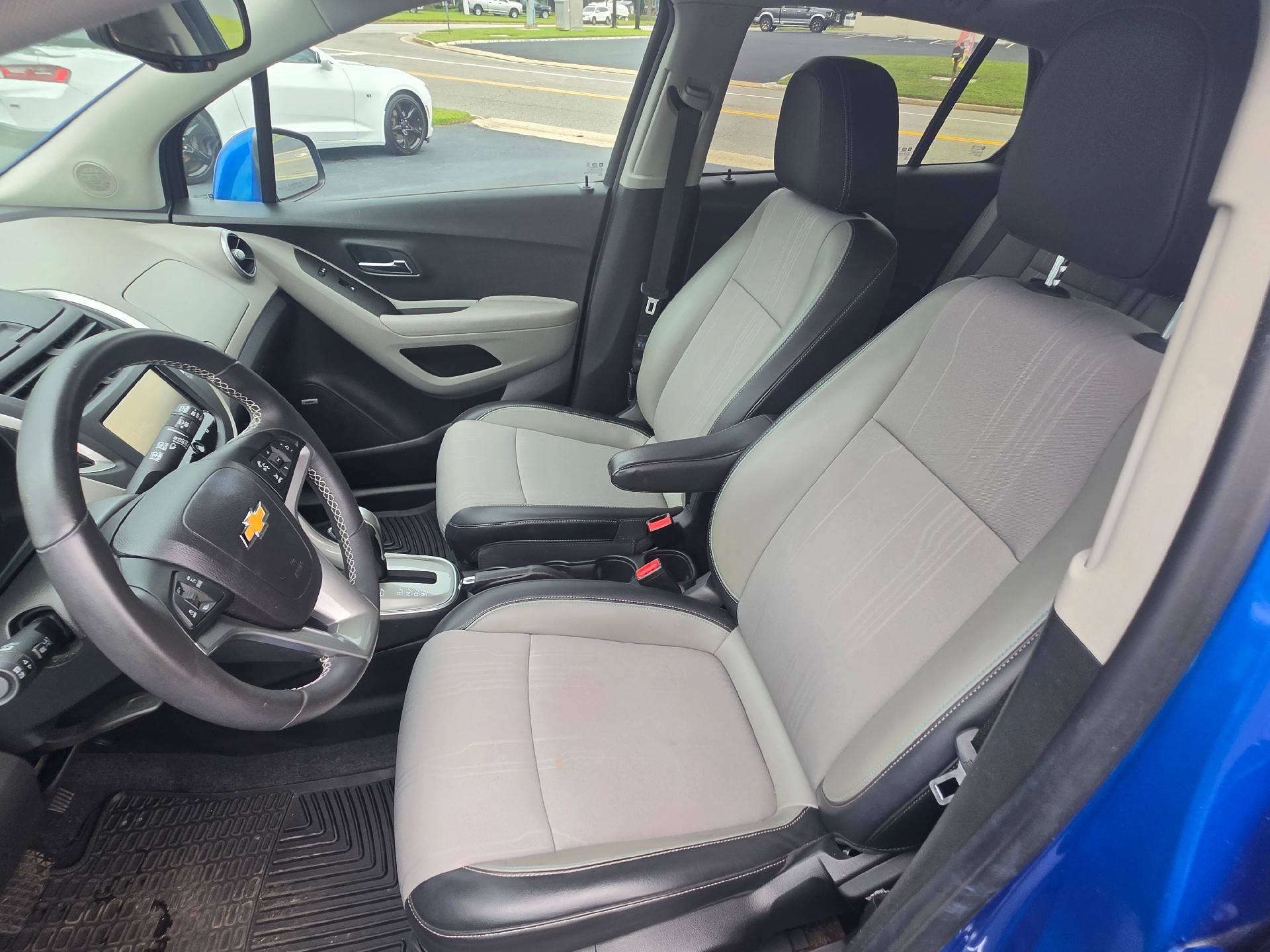 Used 2015 Chevrolet Trax LT w/ LT Sun and Sound Package FWD image 8