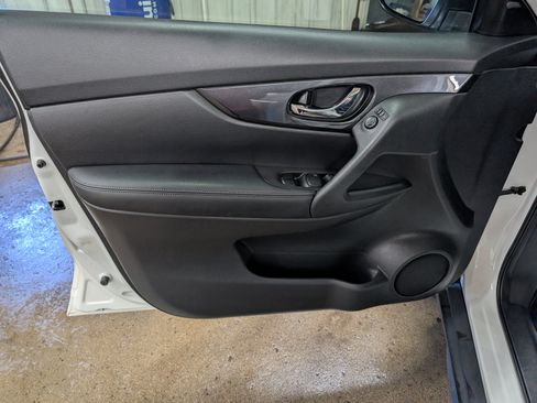 Used 2018 Nissan Rogue SV FWD image 12