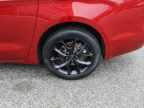 New 2027 Chrysler Pacifica Limited AWD/4WD image 3