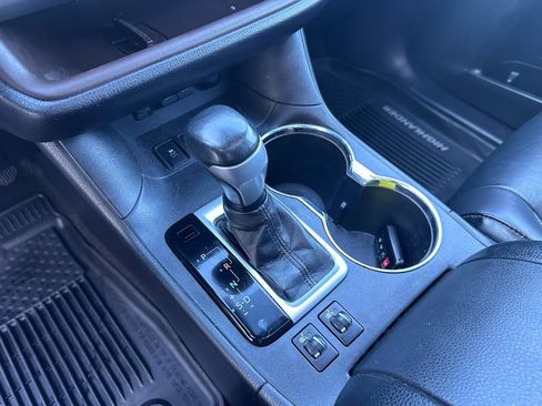 Used 2019 Toyota Highlander XLE FWD image 29