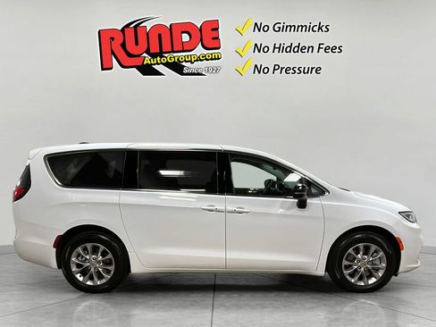 Used 2024 Chrysler Pacifica Touring-L image 6