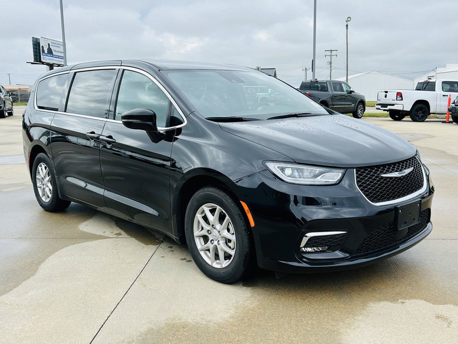 Used 2025 Chrysler Pacifica Select FWD image 2