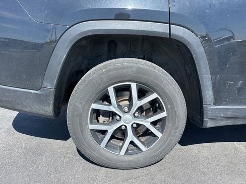 Used 2024 Jeep Grand Cherokee L Limited w/ Luxury Tech Group II image 8