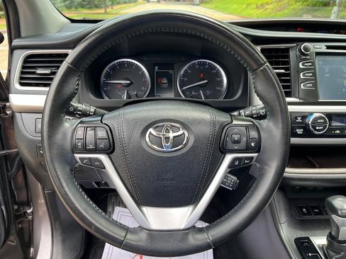 Used 2019 Toyota Highlander XLE AWD/4WD image 12