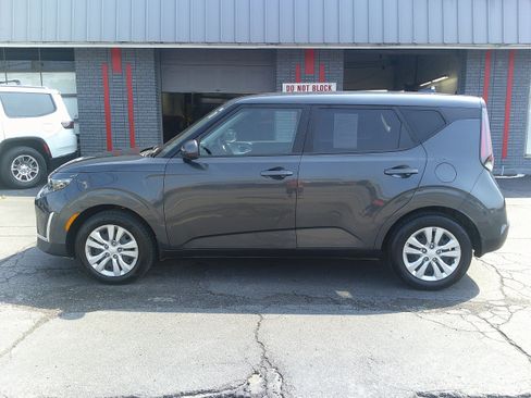 Used 2025 Kia Soul LX FWD image 9