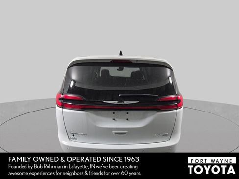 Used 2024 Chrysler Pacifica Limited AWD/4WD image 8