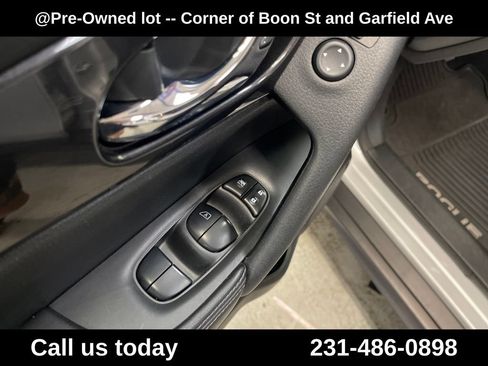 Used 2018 Nissan Rogue S AWD/4WD image 16