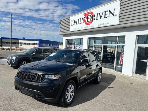 Used 2018 Jeep Grand Cherokee Laredo image 1