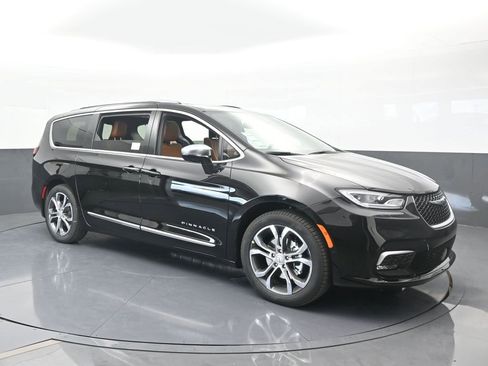 New 2026 Chrysler Pacifica Pinnacle image 8