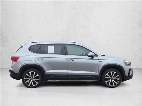 Used 2022 Volkswagen Taos SE FWD image 4