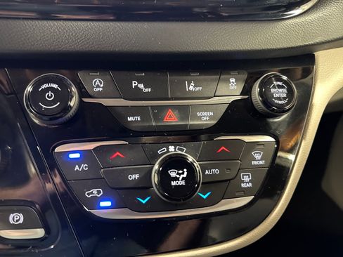 Used 2023 Chrysler Pacifica Touring-L FWD image 23
