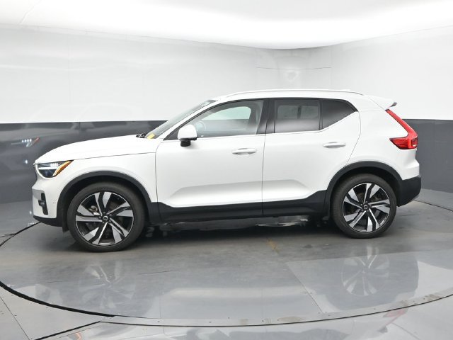 Used 2024 Volvo XC40 B5 Plus w/ Protection Package Premier AWD/4WD image 4