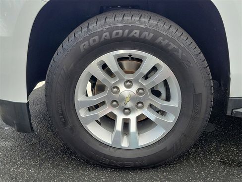 Used 2017 Chevrolet Suburban LT image 24