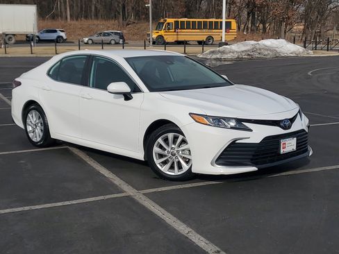 Certified 2021 Toyota Camry LE image 31