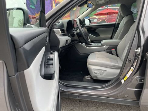 Used 2022 Toyota Highlander LE AWD/4WD image 14