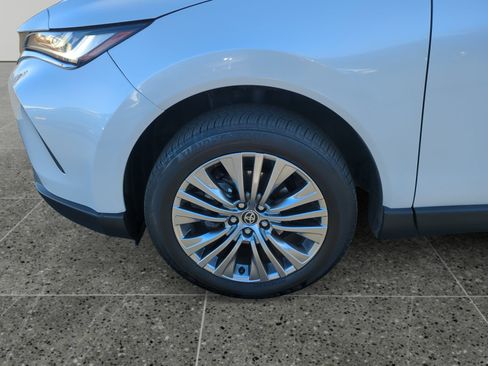 Used 2024 Toyota Venza Limited image 14
