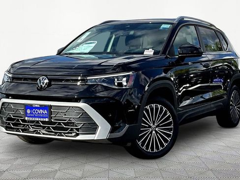 New 2026 Volkswagen Taos SE image 3